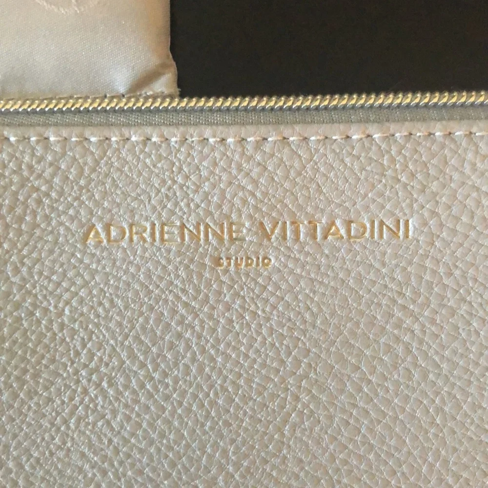 ADRIENNE VITTADINI charging wristlet wallet. - Picture 3 of 8